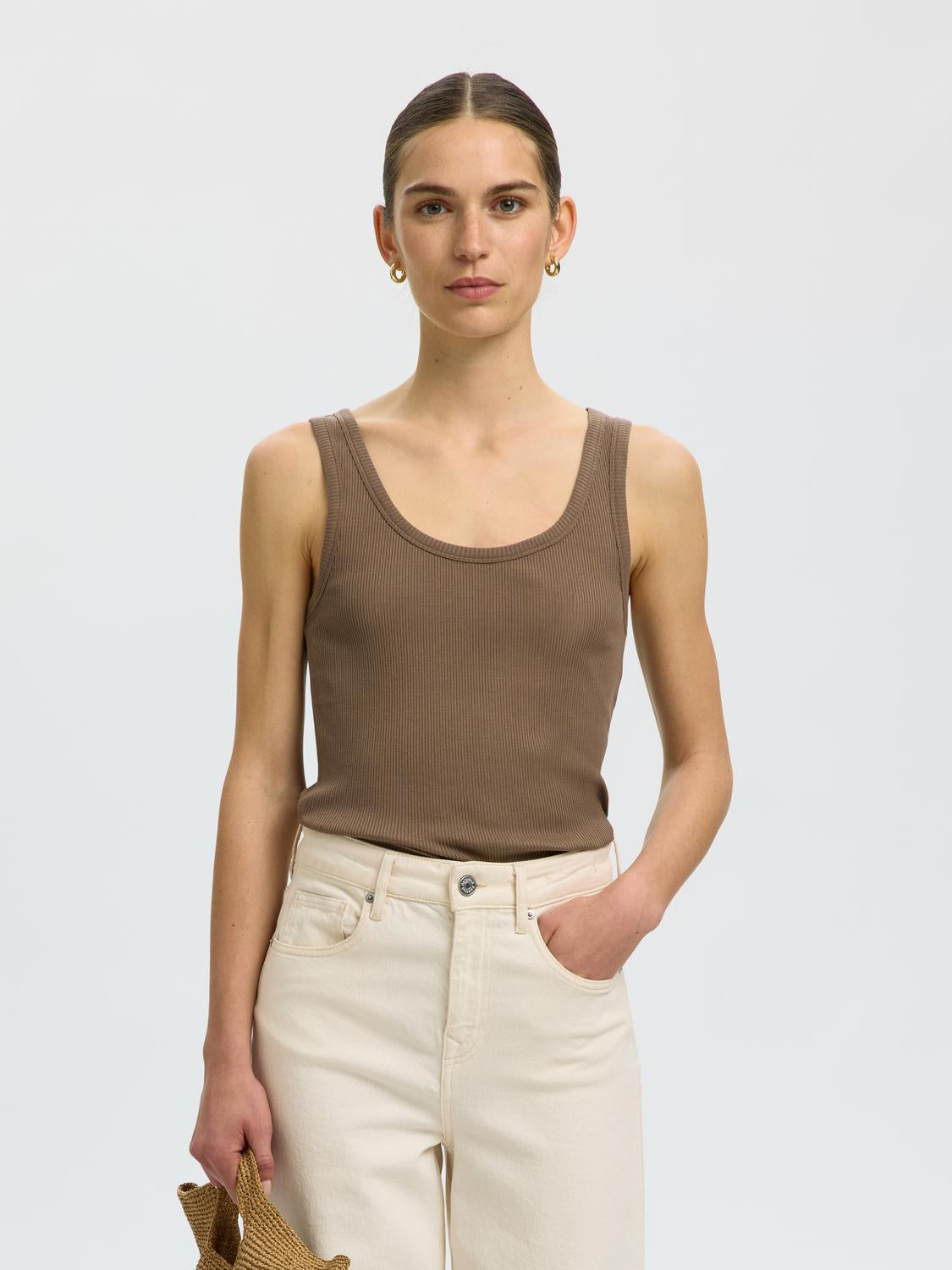 model_shot-front